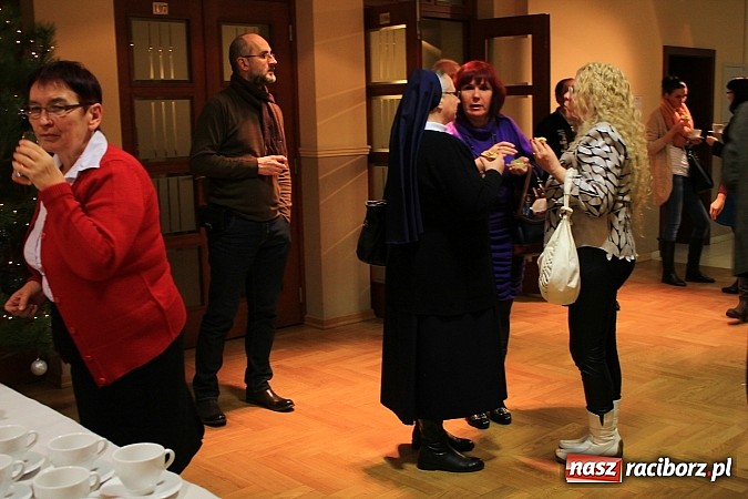 Zdjęcie w galerii na portalu naszraciborz.pl: Nagrodzono wyr&oacute;żniających się wolontariuszy wiadomości z regionu