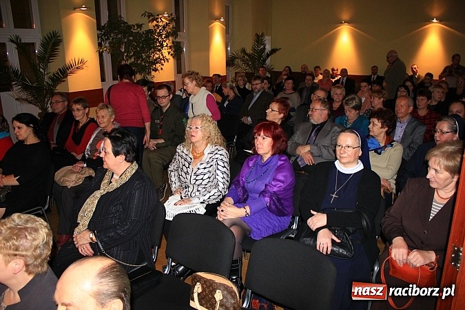 Zdjęcie w galerii na portalu naszraciborz.pl: Nagrodzono wyr&oacute;żniających się wolontariuszy wiadomości z regionu