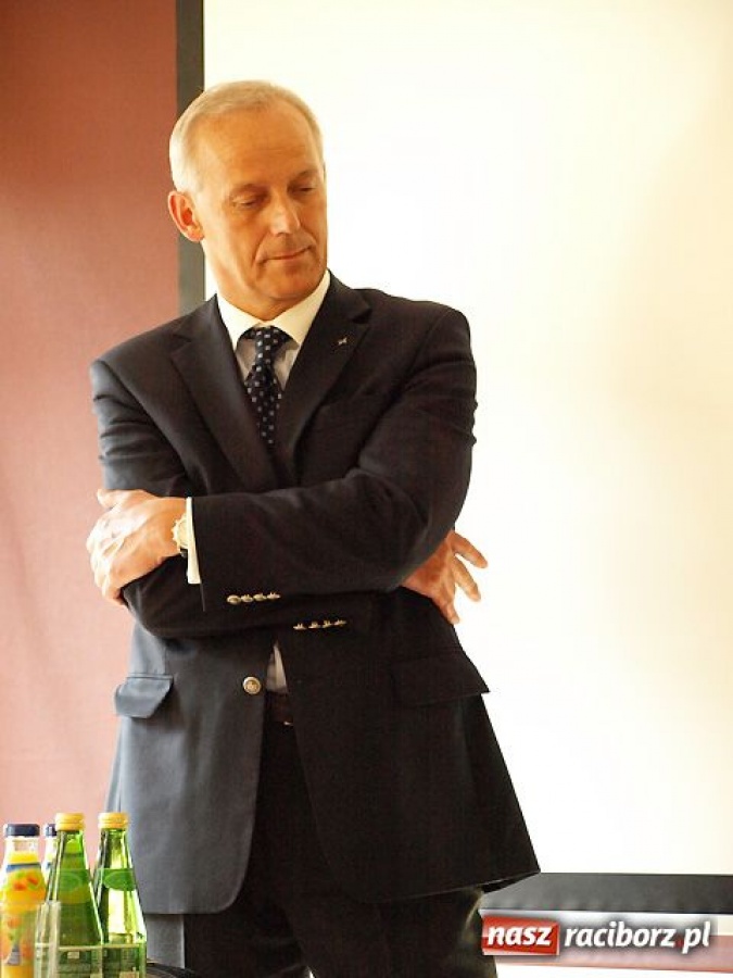 Zdjęcie w galerii na portalu naszraciborz.pl: Z Wojaczkiem przy pustej sali wiadomości z regionu