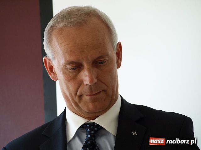 Zdjęcie w galerii na portalu naszraciborz.pl: Z Wojaczkiem przy pustej sali wiadomości z regionu