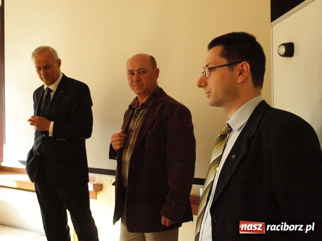 Zdjęcie w galerii na portalu naszraciborz.pl: Z Wojaczkiem przy pustej sali wiadomości z regionu