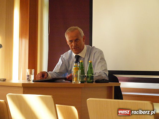 Zdjęcie w galerii na portalu naszraciborz.pl: Z Wojaczkiem przy pustej sali wiadomości z regionu