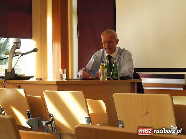 Zdjęcie w galerii na portalu naszraciborz.pl: Z Wojaczkiem przy pustej sali wiadomości z regionu