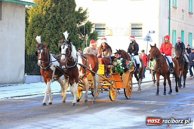 Zdjęcie w galerii na portalu naszraciborz.pl: Procesja konna przeszła przez Krzanowice wiadomości z regionu