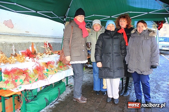 Zdjęcie w galerii na portalu naszraciborz.pl: Kiermasz świąteczny na rynku w Krzanowicach wiadomości z regionu