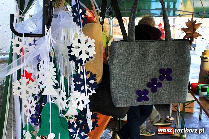 Zdjęcie w galerii na portalu naszraciborz.pl: Kiermasz świąteczny na rynku w Krzanowicach wiadomości z regionu