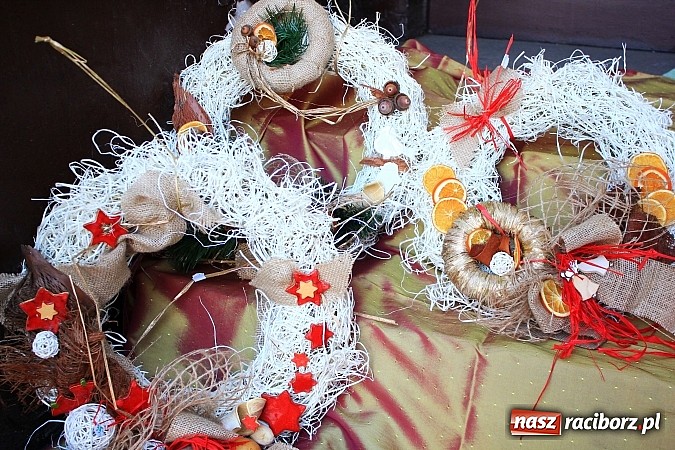 Zdjęcie w galerii na portalu naszraciborz.pl: Kiermasz świąteczny na rynku w Krzanowicach wiadomości z regionu