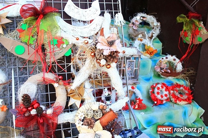 Zdjęcie w galerii na portalu naszraciborz.pl: Kiermasz świąteczny na rynku w Krzanowicach wiadomości z regionu