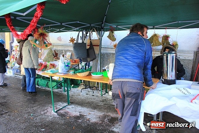 Zdjęcie w galerii na portalu naszraciborz.pl: Kiermasz świąteczny na rynku w Krzanowicach wiadomości z regionu