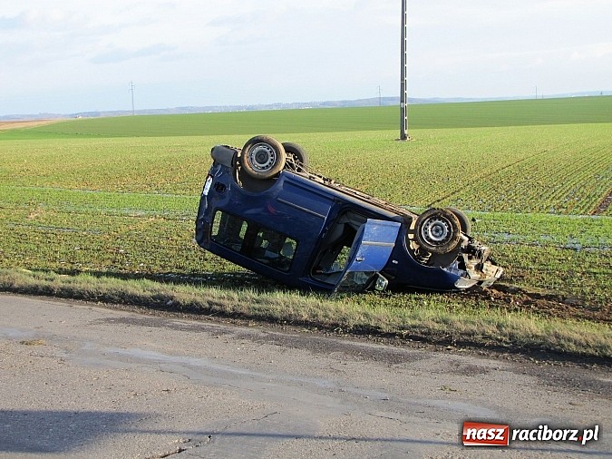 Zdjęcie w galerii na portalu naszraciborz.pl: Wypadek na DW 416. Dachował vw caddy wiadomości z regionu