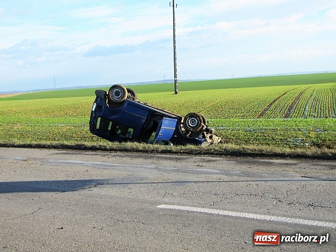 Zdjęcie w galerii na portalu naszraciborz.pl: Wypadek na DW 416. Dachował vw caddy wiadomości z regionu