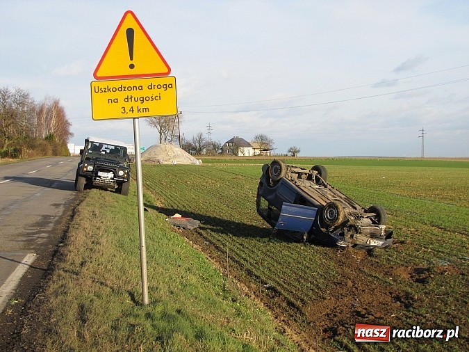 Zdjęcie w galerii na portalu naszraciborz.pl: Wypadek na DW 416. Dachował vw caddy wiadomości z regionu