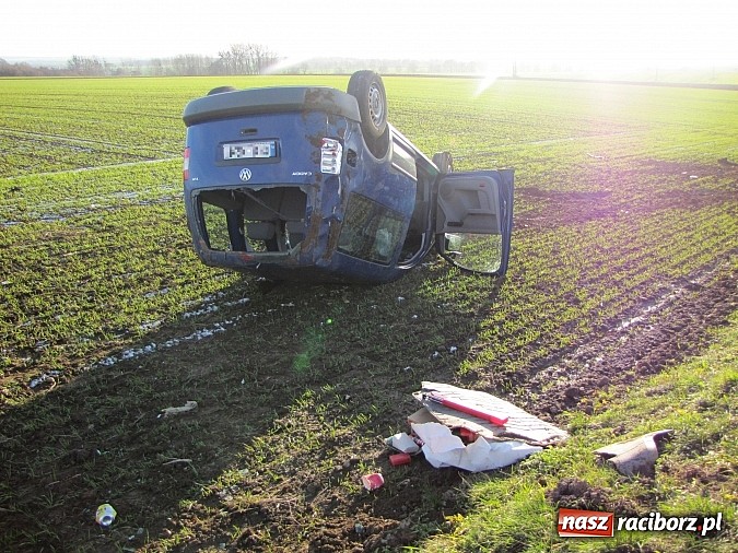 Zdjęcie w galerii na portalu naszraciborz.pl: Wypadek na DW 416. Dachował vw caddy wiadomości z regionu