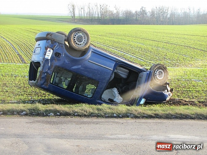 Zdjęcie w galerii na portalu naszraciborz.pl: Wypadek na DW 416. Dachował vw caddy wiadomości z regionu