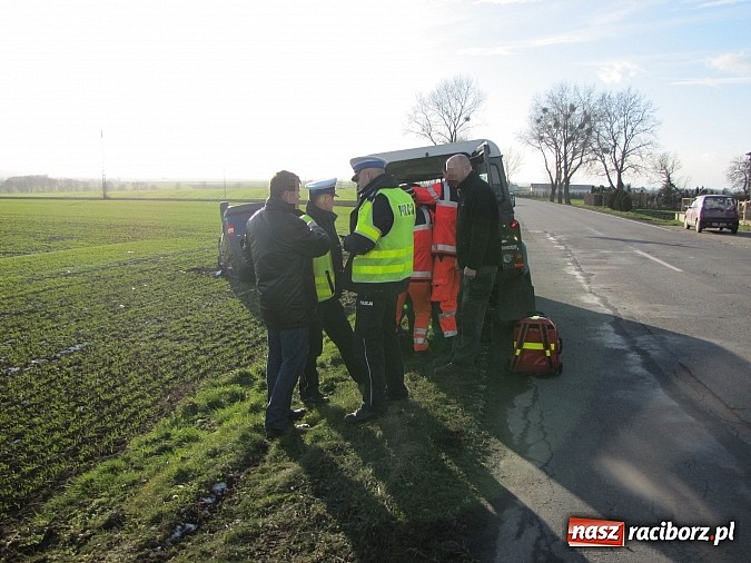 Zdjęcie w galerii na portalu naszraciborz.pl: Wypadek na DW 416. Dachował vw caddy wiadomości z regionu