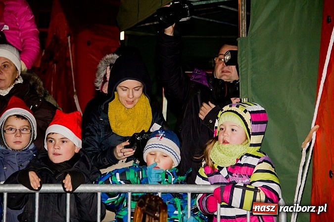 Zdjęcie w galerii na portalu naszraciborz.pl: Tradycyjny św. Mikołaj ze strażakami wiadomości z regionu