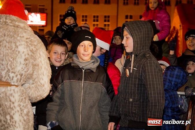 Zdjęcie w galerii na portalu naszraciborz.pl: Tradycyjny św. Mikołaj ze strażakami wiadomości z regionu