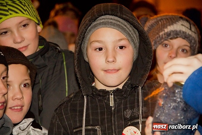 Zdjęcie w galerii na portalu naszraciborz.pl: Tradycyjny św. Mikołaj ze strażakami wiadomości z regionu