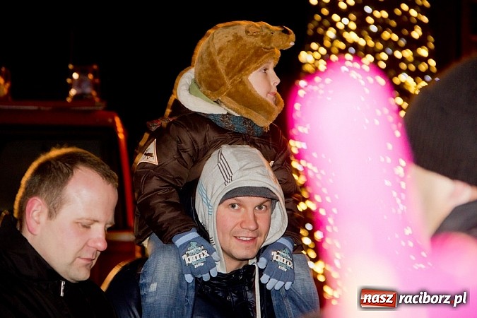 Zdjęcie w galerii na portalu naszraciborz.pl: Tradycyjny św. Mikołaj ze strażakami wiadomości z regionu