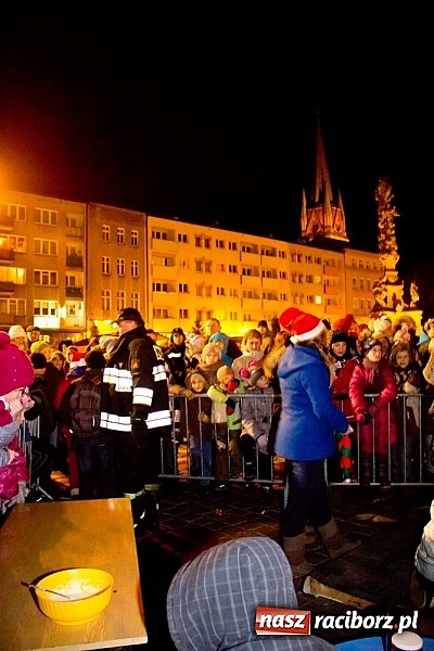 Zdjęcie w galerii na portalu naszraciborz.pl: Tradycyjny św. Mikołaj ze strażakami wiadomości z regionu