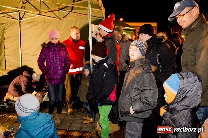Zdjęcie w galerii na portalu naszraciborz.pl: Tradycyjny św. Mikołaj ze strażakami wiadomości z regionu
