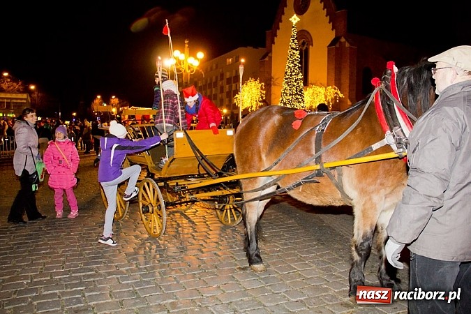 Zdjęcie w galerii na portalu naszraciborz.pl: Tradycyjny św. Mikołaj ze strażakami wiadomości z regionu