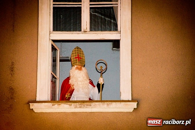 Zdjęcie w galerii na portalu naszraciborz.pl: Tradycyjny św. Mikołaj ze strażakami wiadomości z regionu