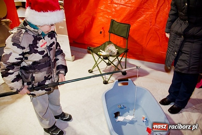 Zdjęcie w galerii na portalu naszraciborz.pl: Tradycyjny św. Mikołaj ze strażakami wiadomości z regionu