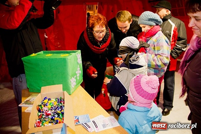 Zdjęcie w galerii na portalu naszraciborz.pl: Tradycyjny św. Mikołaj ze strażakami wiadomości z regionu