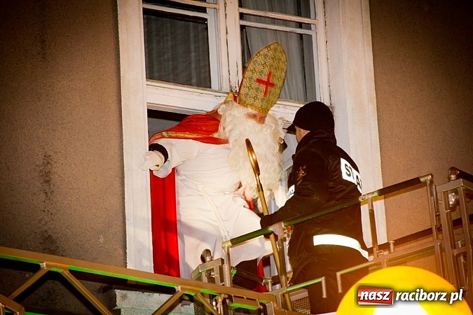Zdjęcie w galerii na portalu naszraciborz.pl: Tradycyjny św. Mikołaj ze strażakami wiadomości z regionu