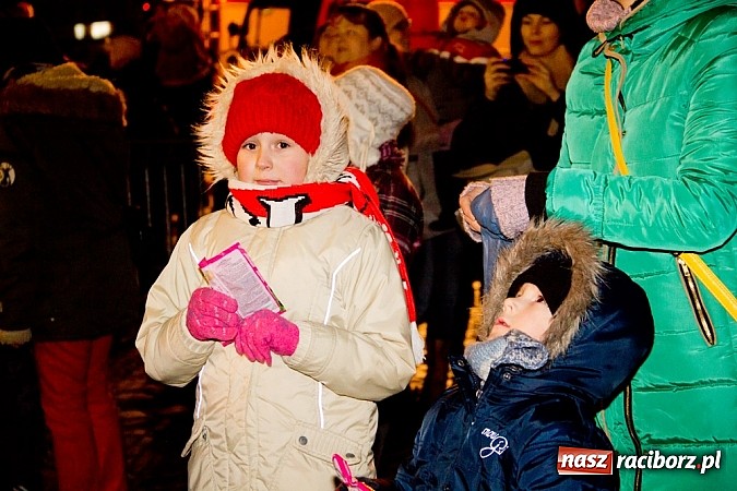 Zdjęcie w galerii na portalu naszraciborz.pl: Tradycyjny św. Mikołaj ze strażakami wiadomości z regionu