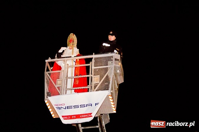Zdjęcie w galerii na portalu naszraciborz.pl: Tradycyjny św. Mikołaj ze strażakami wiadomości z regionu