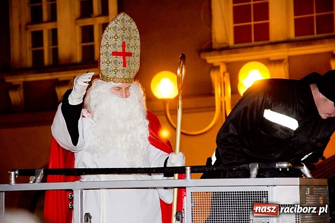 Zdjęcie w galerii na portalu naszraciborz.pl: Tradycyjny św. Mikołaj ze strażakami wiadomości z regionu