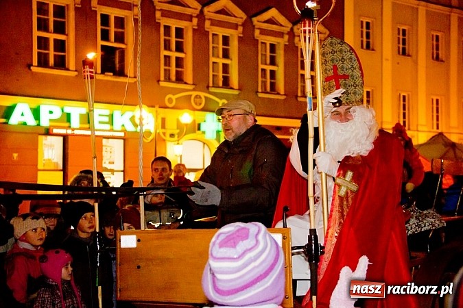 Zdjęcie w galerii na portalu naszraciborz.pl: Tradycyjny św. Mikołaj ze strażakami wiadomości z regionu
