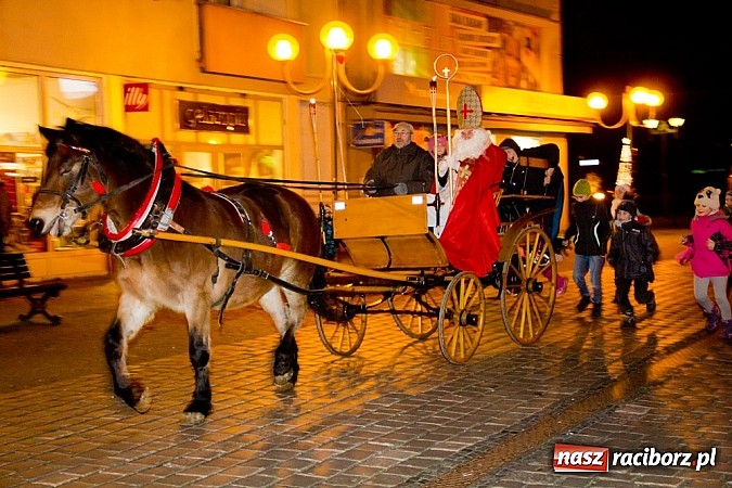 Zdjęcie w galerii na portalu naszraciborz.pl: Tradycyjny św. Mikołaj ze strażakami wiadomości z regionu