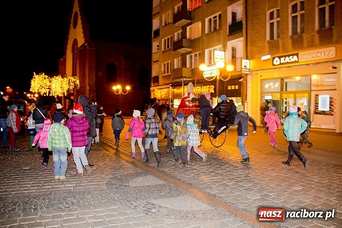 Zdjęcie w galerii na portalu naszraciborz.pl: Tradycyjny św. Mikołaj ze strażakami wiadomości z regionu
