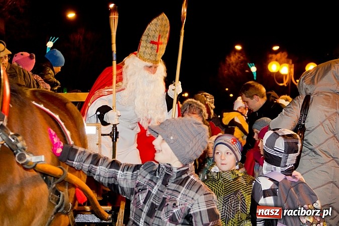 Zdjęcie w galerii na portalu naszraciborz.pl: Tradycyjny św. Mikołaj ze strażakami wiadomości z regionu