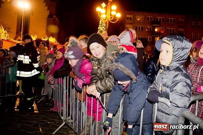 Zdjęcie w galerii na portalu naszraciborz.pl: Tradycyjny św. Mikołaj ze strażakami wiadomości z regionu