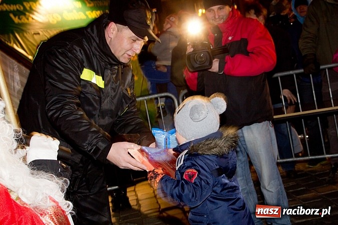 Zdjęcie w galerii na portalu naszraciborz.pl: Tradycyjny św. Mikołaj ze strażakami wiadomości z regionu