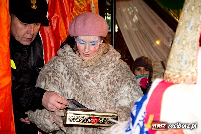 Zdjęcie w galerii na portalu naszraciborz.pl: Tradycyjny św. Mikołaj ze strażakami wiadomości z regionu