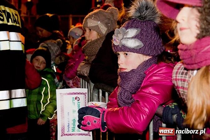 Zdjęcie w galerii na portalu naszraciborz.pl: Tradycyjny św. Mikołaj ze strażakami wiadomości z regionu
