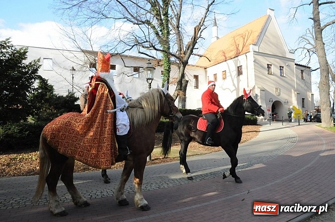 Zdjęcie w galerii na portalu naszraciborz.pl: Starodawnym zwyczajem św. Mikołaj wjechał konno na raciborski zamek wiadomości z regionu