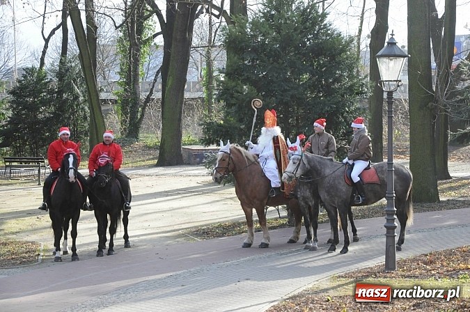Zdjęcie w galerii na portalu naszraciborz.pl: Starodawnym zwyczajem św. Mikołaj wjechał konno na raciborski zamek wiadomości z regionu