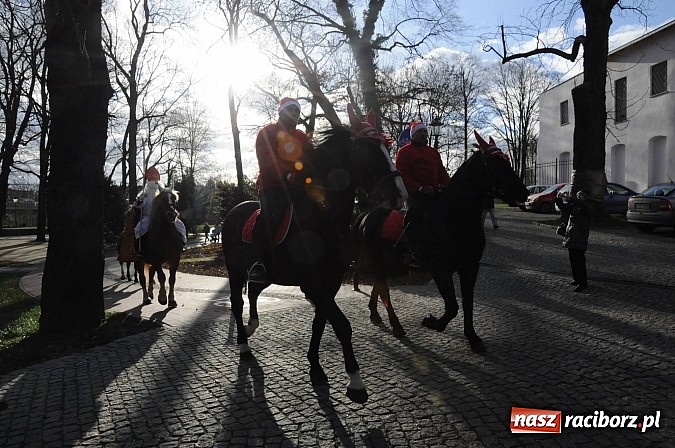 Zdjęcie w galerii na portalu naszraciborz.pl: Starodawnym zwyczajem św. Mikołaj wjechał konno na raciborski zamek wiadomości z regionu