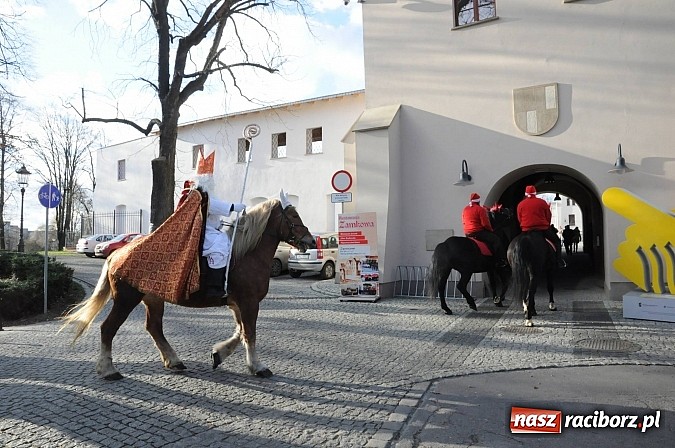 Zdjęcie w galerii na portalu naszraciborz.pl: Starodawnym zwyczajem św. Mikołaj wjechał konno na raciborski zamek wiadomości z regionu