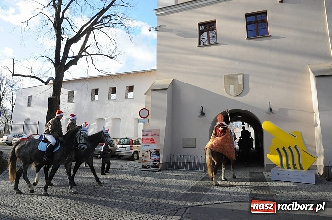 Zdjęcie w galerii na portalu naszraciborz.pl: Starodawnym zwyczajem św. Mikołaj wjechał konno na raciborski zamek wiadomości z regionu