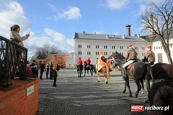 Zdjęcie w galerii na portalu naszraciborz.pl: Starodawnym zwyczajem św. Mikołaj wjechał konno na raciborski zamek wiadomości z regionu