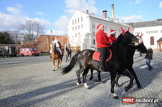 Zdjęcie w galerii na portalu naszraciborz.pl: Starodawnym zwyczajem św. Mikołaj wjechał konno na raciborski zamek wiadomości z regionu