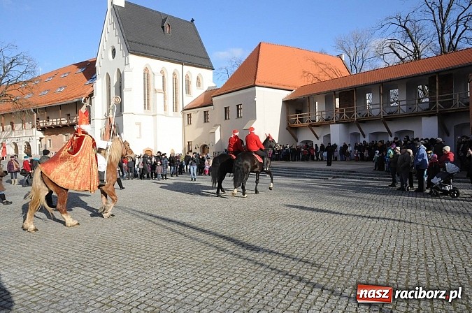 Zdjęcie w galerii na portalu naszraciborz.pl: Starodawnym zwyczajem św. Mikołaj wjechał konno na raciborski zamek wiadomości z regionu