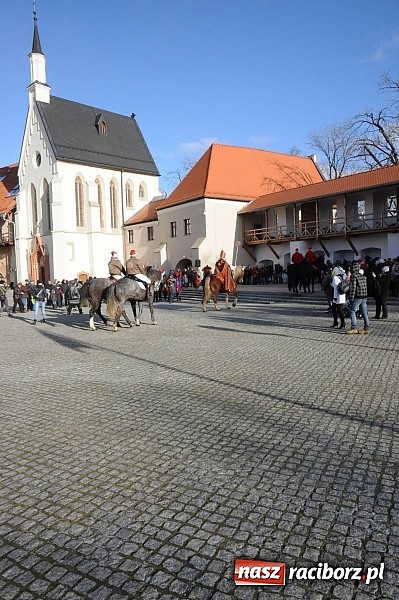 Zdjęcie w galerii na portalu naszraciborz.pl: Starodawnym zwyczajem św. Mikołaj wjechał konno na raciborski zamek wiadomości z regionu